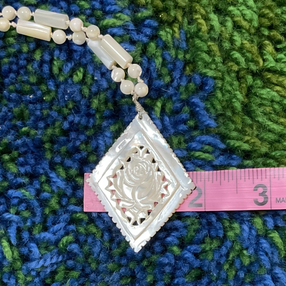 Gorgeous Vintage Carved Mother of Pearl Necklace Rose Pendant - Picture 6 of 9